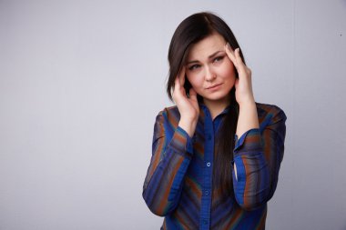 Genç güzel esmer baş ağrısı hissediyor