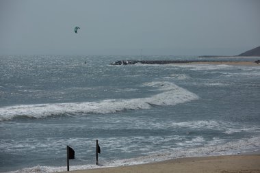 Kitesurfing tropikal okyanus dalgaları üzerinde 