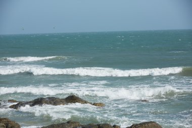 Kitesurfing tropikal okyanus dalgaları üzerinde