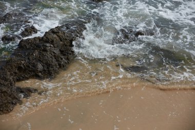 Kayalık okyanus plaj dalgalar ile