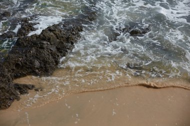 Kayalık okyanus plaj dalgalar ile