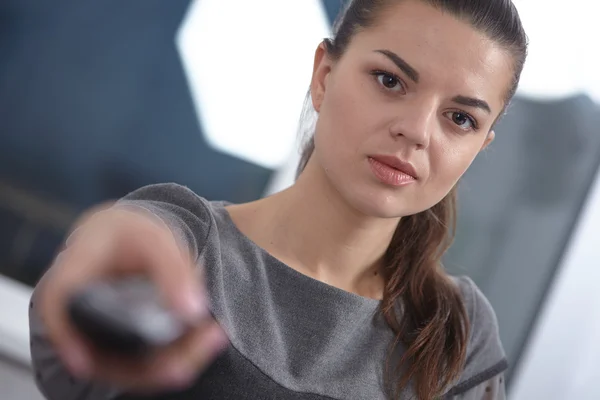 Femme d'affaires donnant le téléphone — Photo