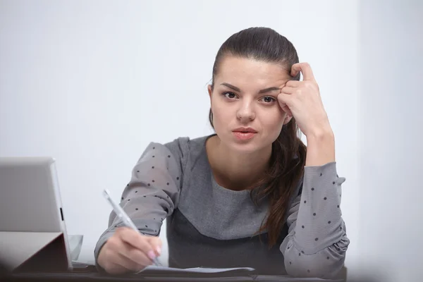 Mujer de negocios escribiendo en un bloc de notas — Foto de Stock