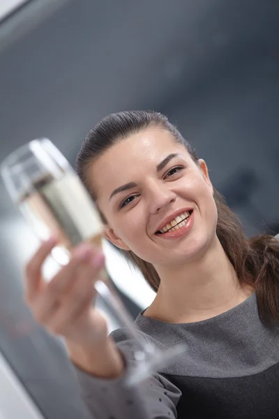 Fille avec une coupe de champagne — Photo