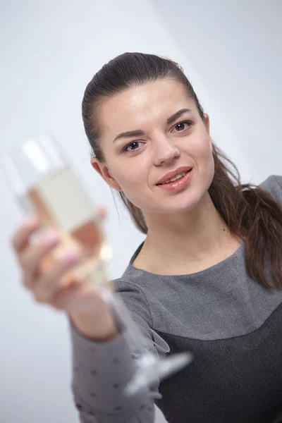 Flicka med ett glas champagne — Stockfoto