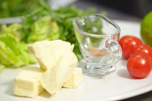 Ingrediënten voor de salade met tomaten en groene bladeren — Stockfoto