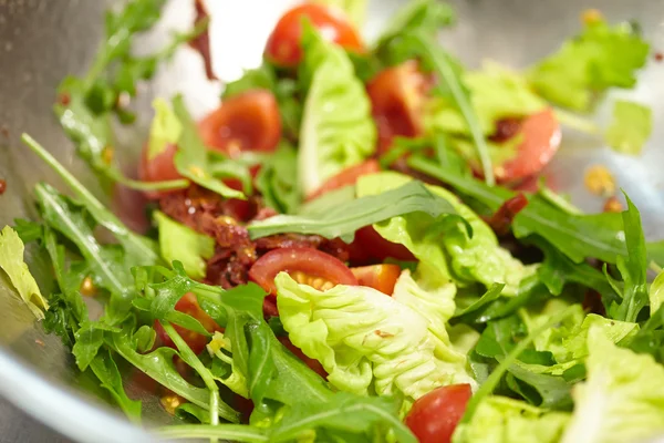 Groente salade in grote kom — Stockfoto