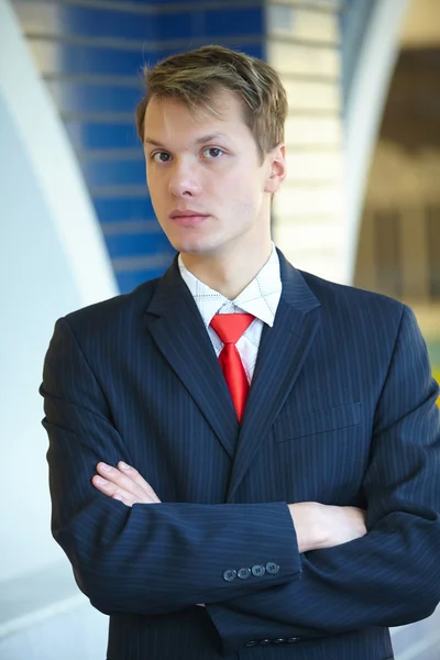 Joven hombre de negocios guapo y seguro — Foto de Stock