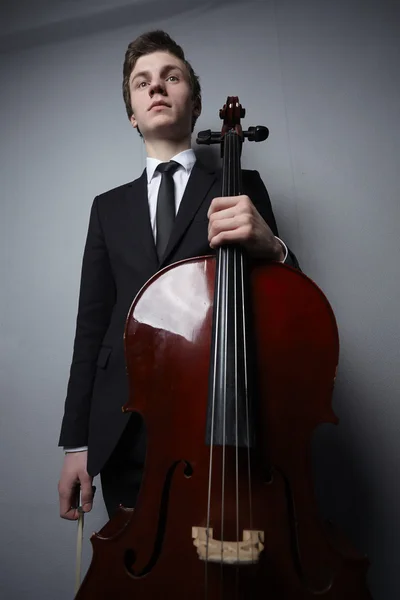 Člověk hraje violoncello — Stock fotografie