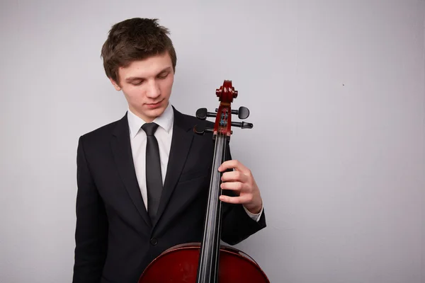 Člověk hraje violoncello — Stock fotografie