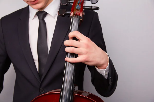 Mladý muž hraje violoncello — Stock fotografie