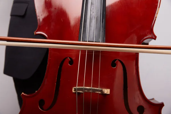Ung man spelar cello — Stockfoto