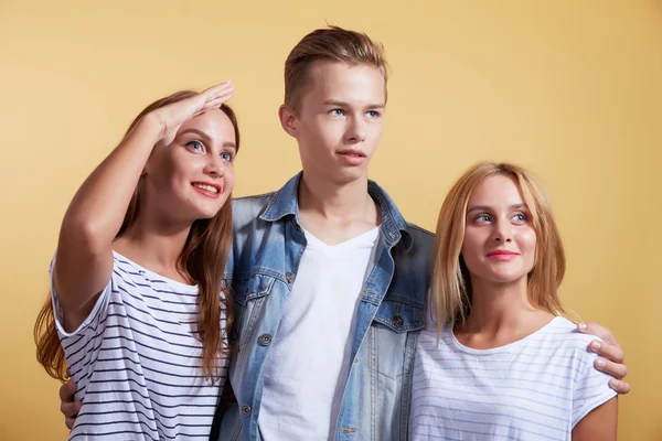 Drie jonge studenten — Stockfoto