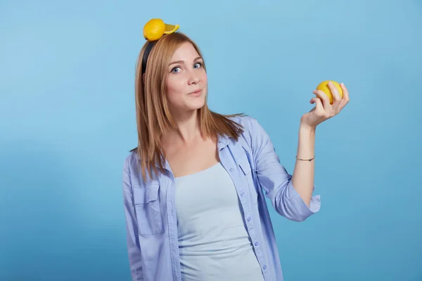 Jong meisje met citroenen. — Stockfoto