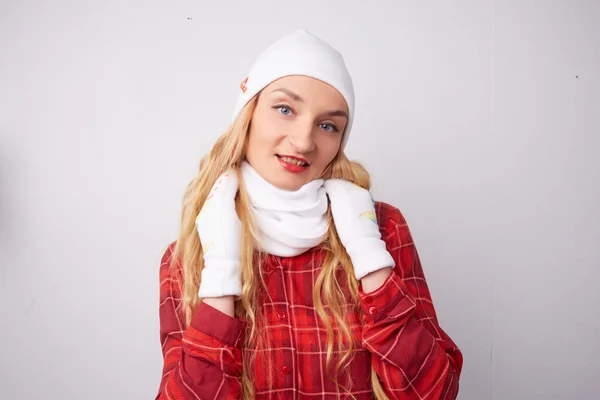 Güzel kız beyaz şapka ve atkı — Stok fotoğraf