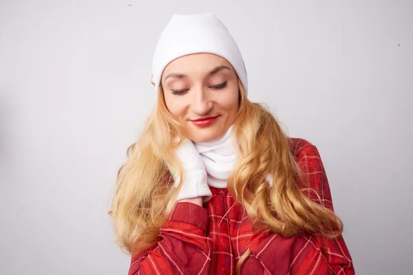 Mooi meisje in witte muts en sjaal — Stockfoto