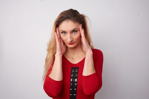 Vacker ung kvinna med migrän — Stockfoto