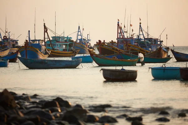 Bateaux de pêche en mer au coucher du soleil . — Photo