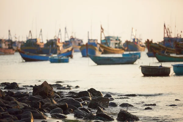 Bateaux de pêche en mer au coucher du soleil — Photo