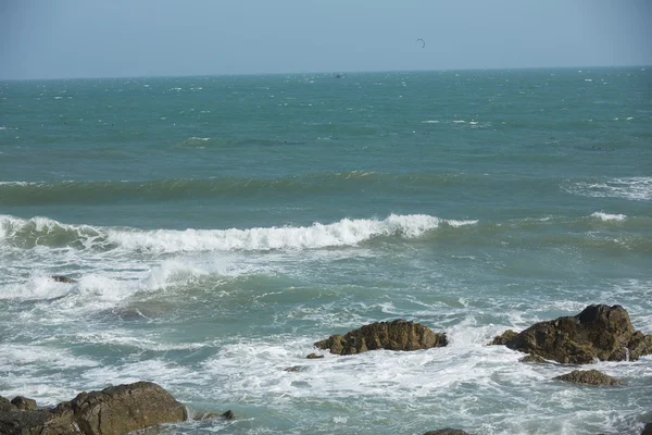 Kitesurf sulle onde tropicali dell'oceano — Foto Stock