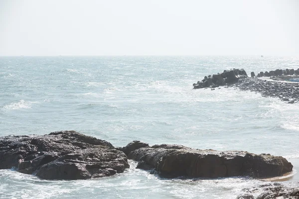 Playa del océano rocoso con olas —  Fotos de Stock