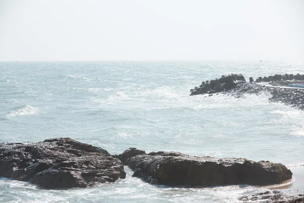 Playa del océano rocoso con olas —  Fotos de Stock
