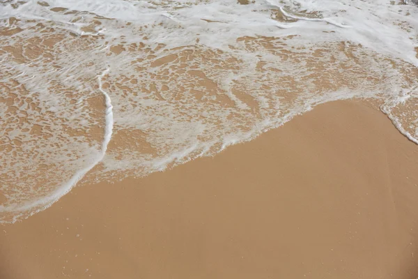 Praia do oceano tropical com ondas — Fotografia de Stock