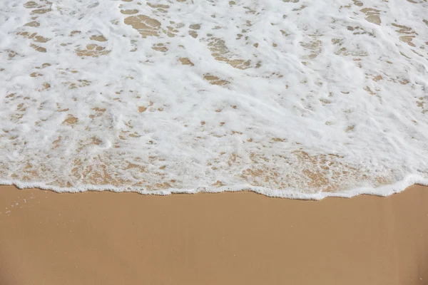 Playa del océano tropical con olas —  Fotos de Stock