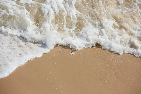 Praia do oceano tropical com ondas — Fotografia de Stock