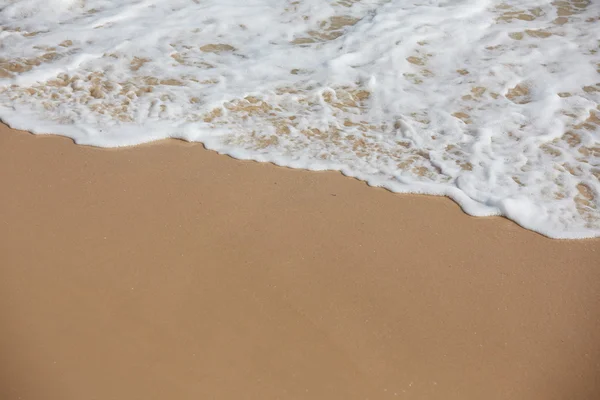 Praia do oceano tropical com ondas — Fotografia de Stock