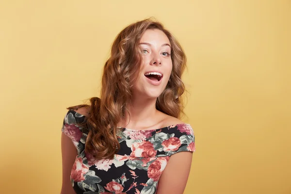 Sorrindo menina bonita no vestido — Fotografia de Stock