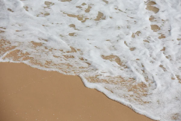 Praia do oceano tropical com ondas — Fotografia de Stock