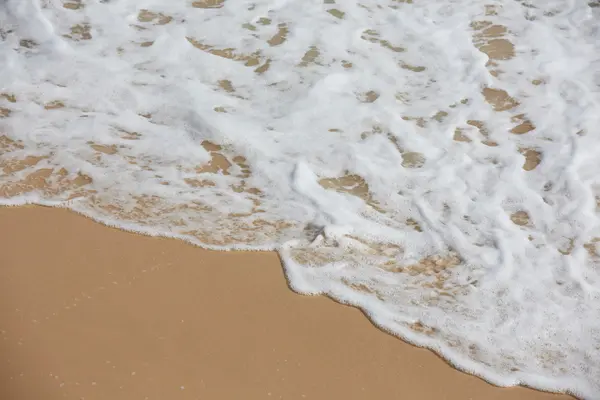 Tropische oceaan strand met golven — Stockfoto