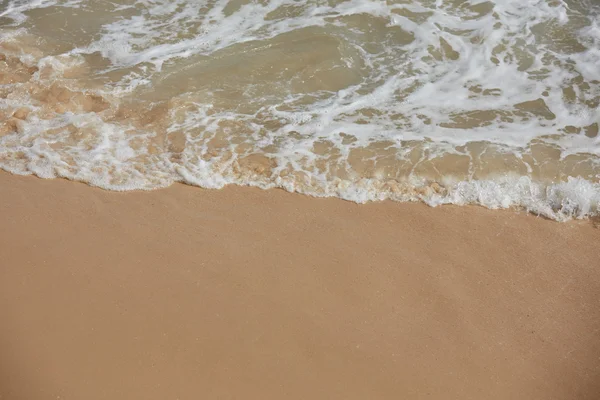 Praia do oceano tropical com ondas — Fotografia de Stock