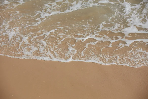 Playa del océano tropical con olas —  Fotos de Stock