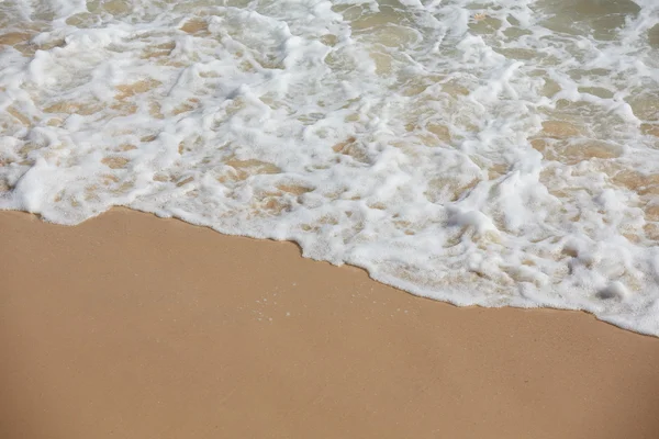 Tropický oceán pláž s vlnami — Stock fotografie