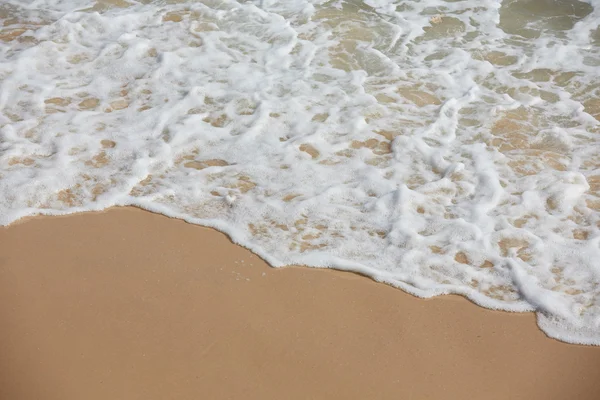 Praia do oceano tropical com ondas — Fotografia de Stock