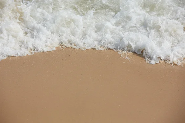 Praia do oceano tropical com ondas — Fotografia de Stock