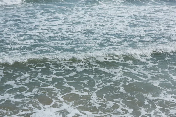 Praia do oceano tropical com ondas — Fotografia de Stock