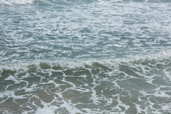 Tropischer Ozeanstrand mit Wellen — Stockfoto