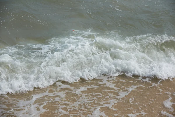 Тропический пляж с волнами — стоковое фото