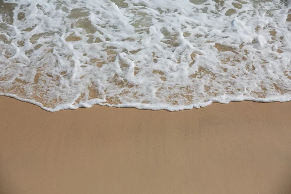 Тропический пляж с волнами — стоковое фото