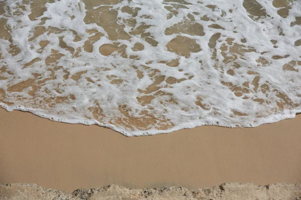 Praia do oceano tropical com ondas — Fotografia de Stock