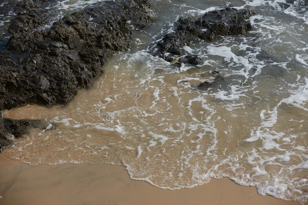 Rotsachtige oceaan strand met golven — Stockfoto