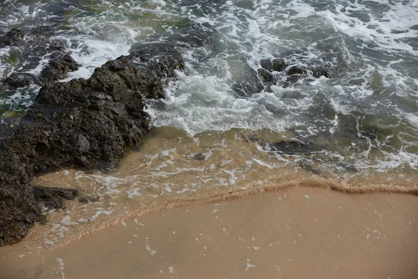 Rocky ocean beach with waves — Stock Photo, Image