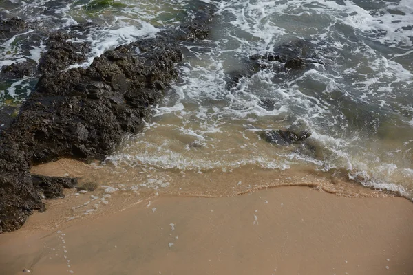 Felsiger Ozeanstrand mit Wellen — Stockfoto