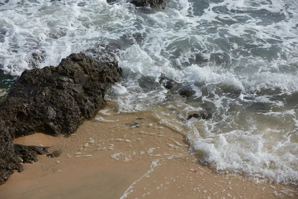 波と岩が多い海ビーチ — ストック写真