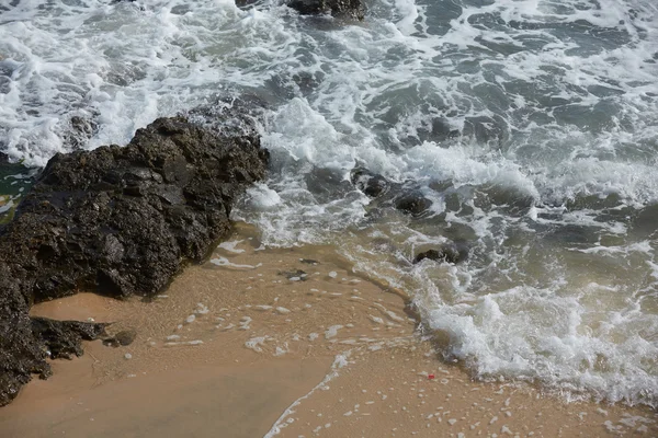 Felsiger Ozeanstrand mit Wellen — Stockfoto