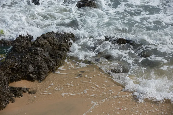 Rotsachtige oceaan strand met golven — Stockfoto