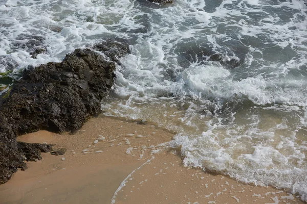 Felsiger Ozeanstrand mit Wellen — Stockfoto